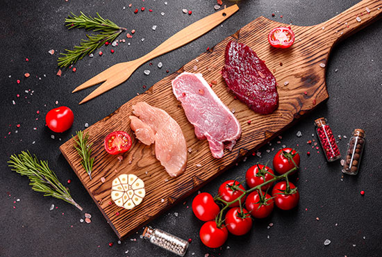 Tranche de viande sur une planche en bois - Les Frenchy's